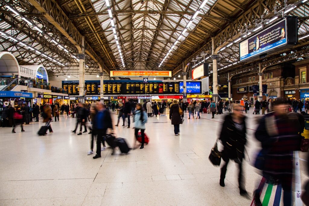 railway station, subway station, crowd-5863381.jpg
